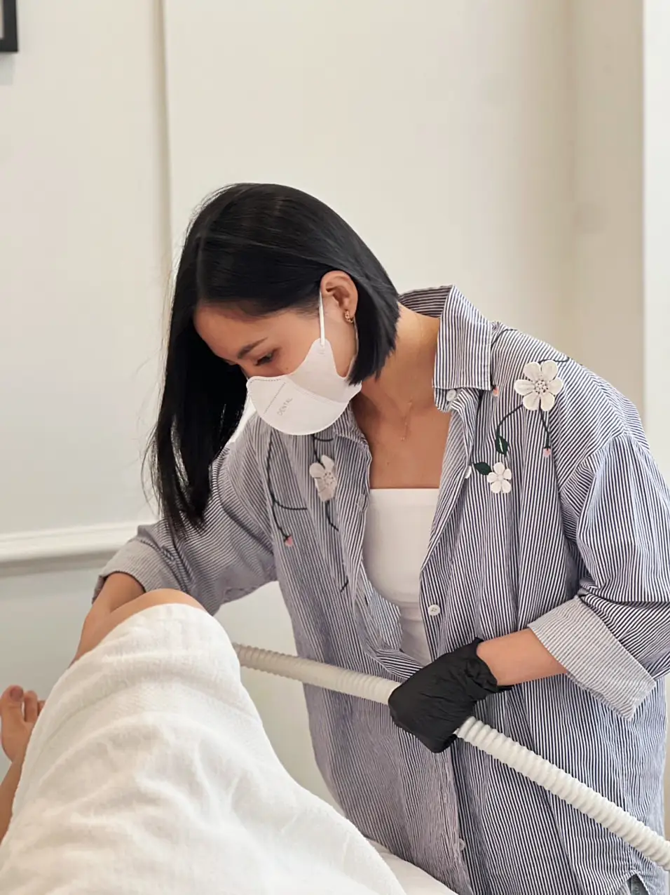 Laser hair removal treatment at Linh Lan Waxing