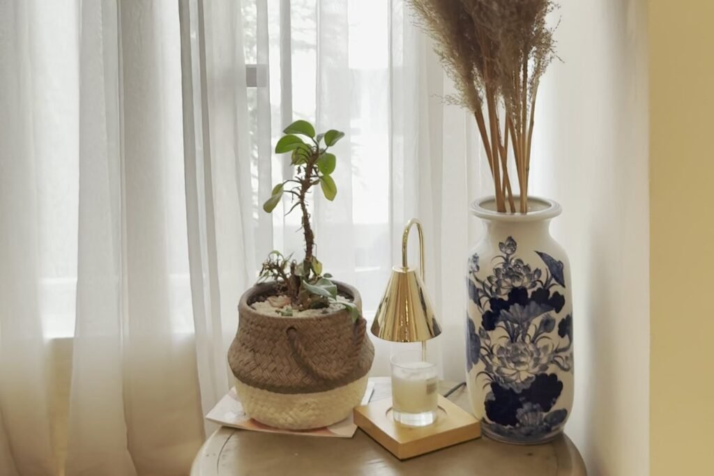 Góc trang trí tại Linh Lan Waxing: bình hoa xanh trắng và cỏ pampas